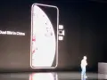 En stor bild av en iPhone visas på en skärm, med texten "Dual SIM in China". Bredvid telefonen syns två små SIM-kort.