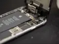Insidan av en iPhone 6 med batteriet synligt. Kanske är det dags för ett nytt batteri för att slippa dålig batteritid.