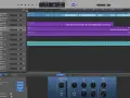 Skapa en ringsignal för iPhone i GarageBand. Spår för beat, sång och adlibs syns. Kontroller för kompressor, EQ och reverb är synliga.