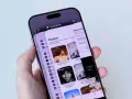 En person håller en telefon som visar appen SongCapsule. Det är enkelt att kopiera appar till ny telefon med denna app.