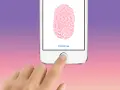 En finger placeras på hemknappen för att aktivera touch ID.