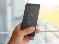 En hand håller en mobil med lågt batteri (3%). Dags att kolla vilka appar som drar mest batteri.