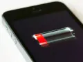En iPhone med låg batterinivå. Snart slut på samtalstid.