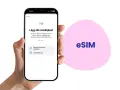 En hand håller en iPhone som visar hur man lägger till en mobiltjänst med eSIM. Frågan "hur många esim kan man ha" besvaras indirekt genom att visa möjligheten att lägga till en ny tjänst.