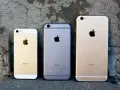 Tre iPhones i olika storlekar och färger, en guld, en grå och en roséguld. Kanske en iPhone 7 32 eller 128 GB?