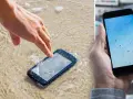 En hand plockar upp en mobil i vattenbrynet. En annan mobil visar regndroppar på skärmen, vilket illustrerar att ipx4 betyder skydd mot stänkande vatten.