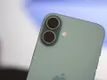 En ljusgrön iPhone SE 4 med dubbla kameror och blixt.
