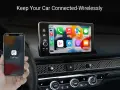 Koppla iPhone till bilen via Bluetooth för trådlös uppkoppling. CarPlay visas på bilens skärm och i handen.