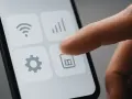 Finger pekar på SIM-kortikonen på en skärm, vilket indikerar inställningar för en dual SIM telefon.