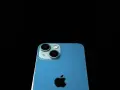 Blå iPhone med dubbla kameror och Apple-logga. Denna apple a16-enhet är redo att fånga dina minnen.