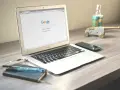 En MacBook Air med Google på skärmen. Dags att rensa historik på iPad?