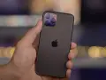 En hand håller en mörk iPhone 11 Pro med sin imponerande trippelkamera.
