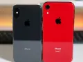 Två iPhones sida vid sida: en mörkgrå iPhone XS och en röd iPhone XR.