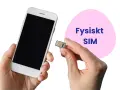 En hand håller en smartphone och ett SIM-kort. Texten "Fysiskt SIM" syns i en rosa cirkel. Perfekt för dig som behöver dubbla simkort.
