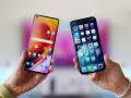 Två händer håller upp varsin smartphone. Den ena visar en Android-telefon, den andra en iPhone. Kanske dags att flytta till iOS?