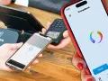 Betalning sker via mobil. En telefon visar "Done" och en annan har en bankapp med Swish-knapp.