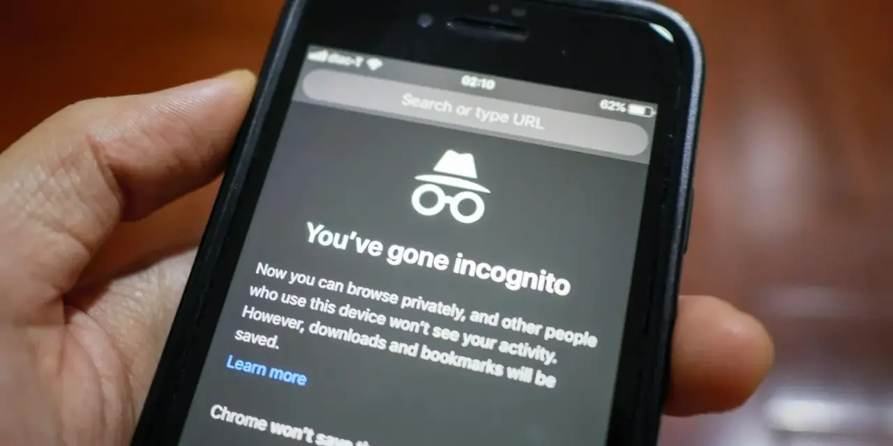 En hand håller en mobiltelefon som visar inkognitoläget i Chrome. Nu kan du ta bort privat surfing och surfa anonymt.
