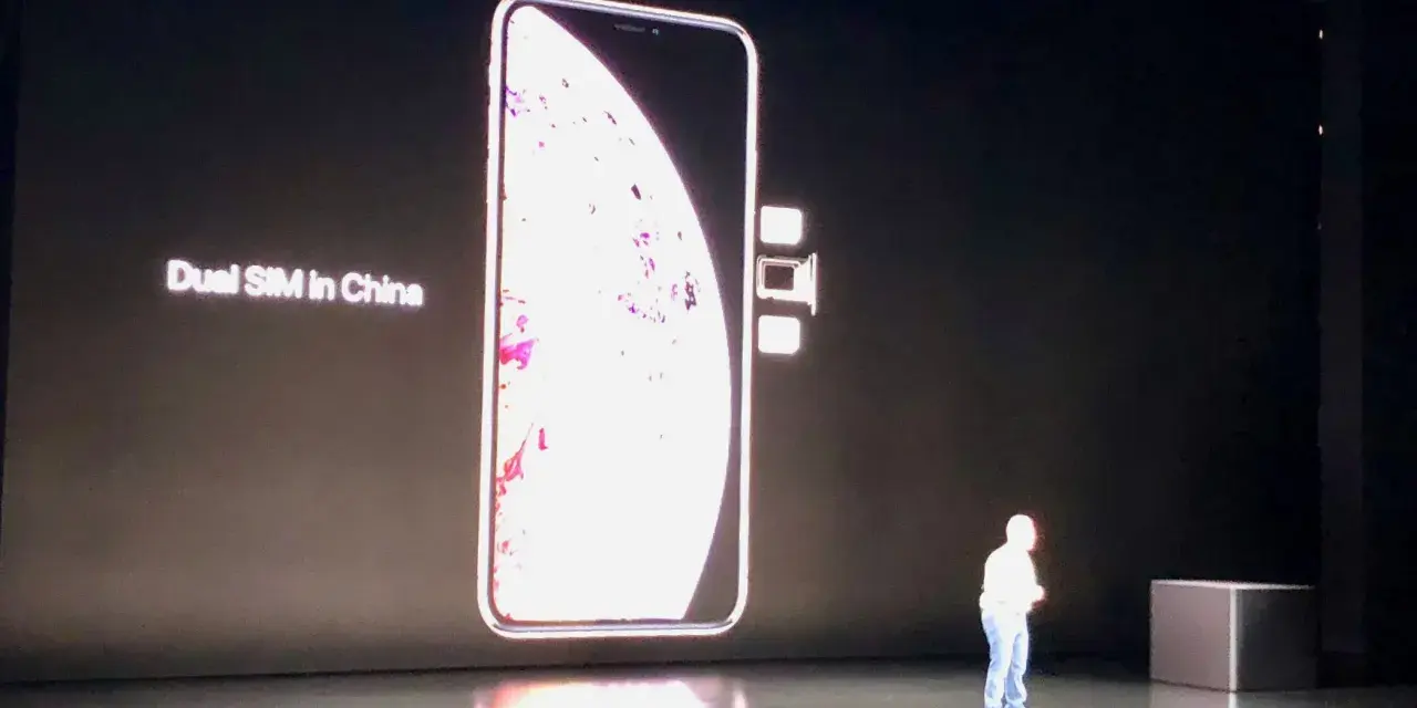 En stor bild av en iPhone visas på en skärm, med texten "Dual SIM in China". Bredvid telefonen syns två små SIM-kort.