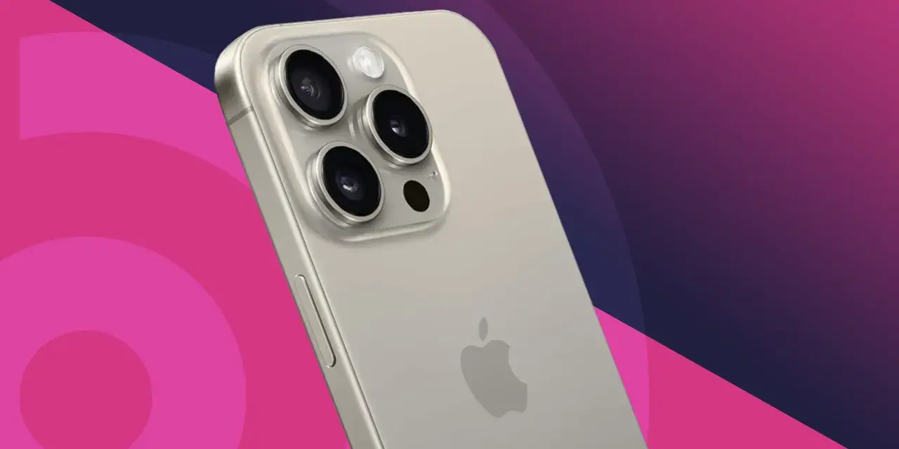 En silverfärgad iPhone med en imponerande trippelkamera, perfekt för att fånga dina bästa ögonblick. Den här iPhone med bra kamera är redo att dokumentera allt.