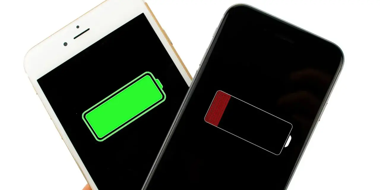 Två iPhones visar batteristatus: en fulladdad (grön) och en nästan urladdad (röd). Jämför iPhone 13 batterikapacitet.
