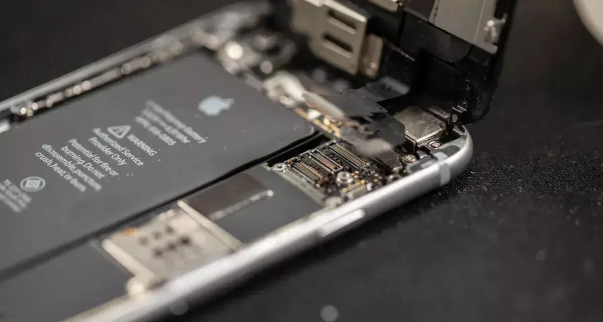Insidan av en iPhone 6 med batteriet synligt. Kanske är det dags för ett nytt batteri för att slippa dålig batteritid.