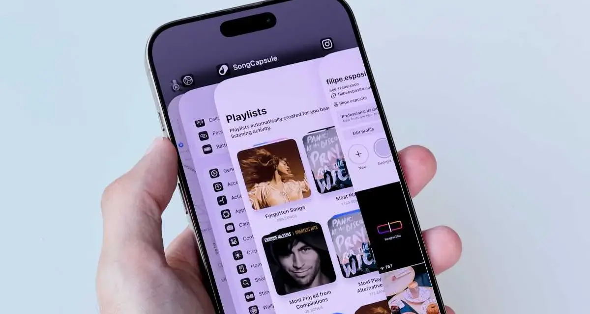 En person håller en telefon som visar appen SongCapsule. Det är enkelt att kopiera appar till ny telefon med denna app.