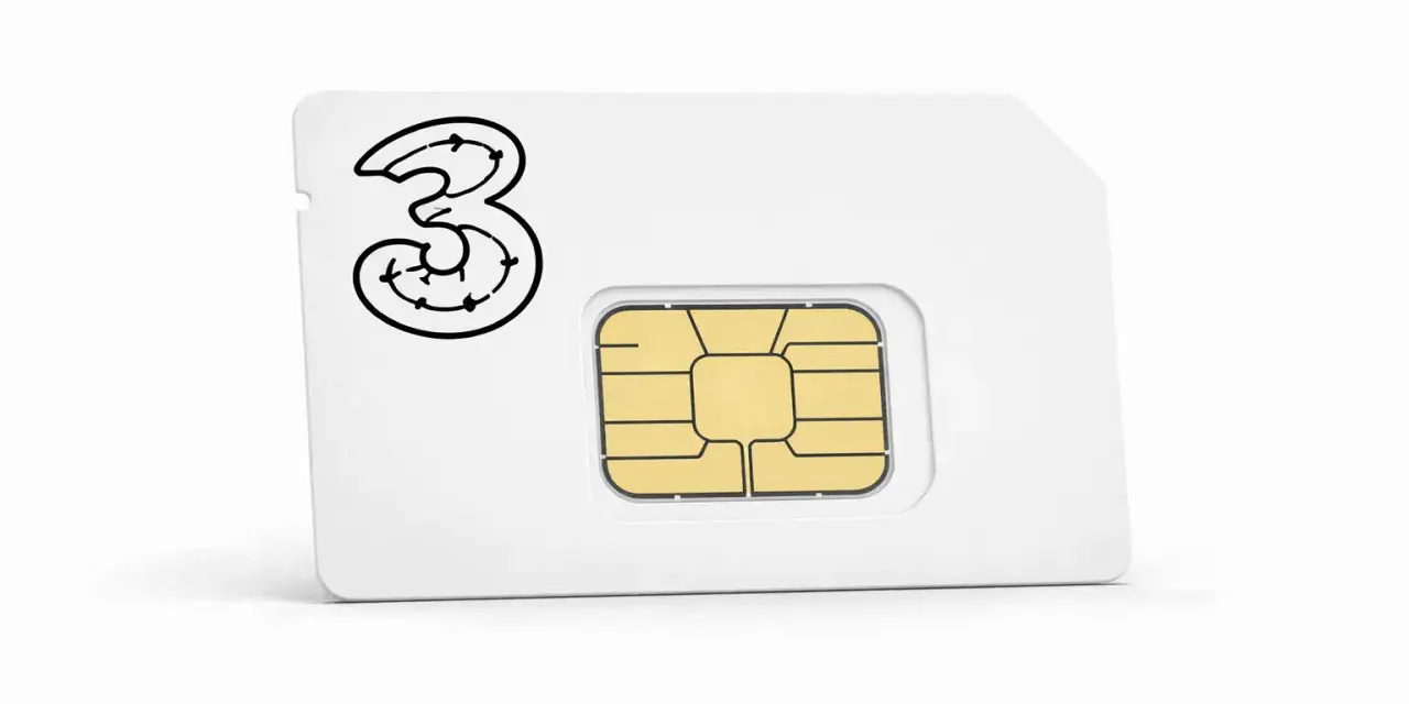 Ett vitt kontantkort med Tre-logotypen och ett guldfärgat chip. Perfekt för dig som vill ha flexibilitet med ditt mobilabonnemang.