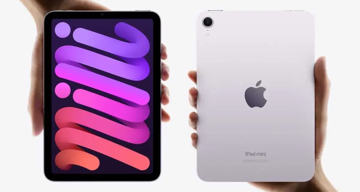 Två händer håller varsin iPad mini. Den vänstra visar en färgstark bakgrund, den högra visar baksidan med Apple-loggan. Nya iPad generationer.