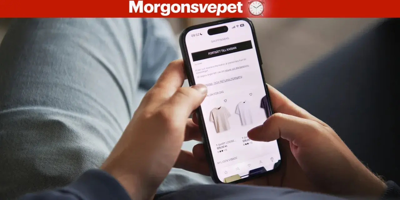 Person använder mobil för att handla kläder, ser information om returer och apple återbetalning.