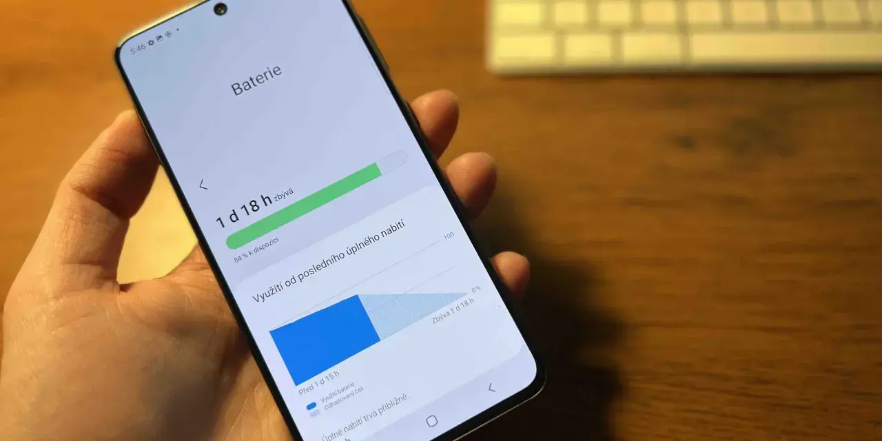 Telefon visar att det finns 1 dag och 18 timmar kvar på batteriet. Bra att veta hur mycket batteri jag har!