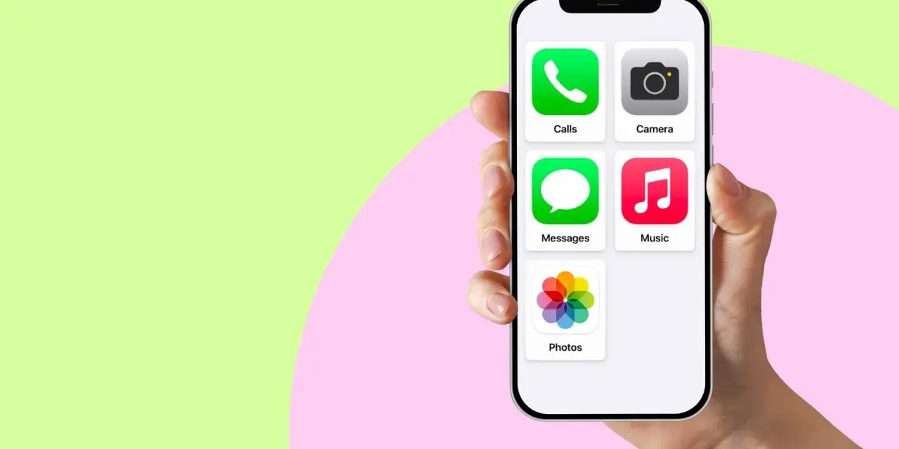 En hand håller en iPhone 13 med ikoner för samtal, meddelanden, kamera, musik och foton.