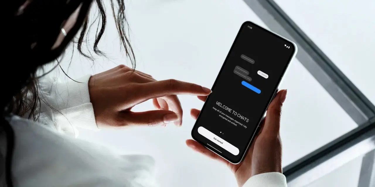 En person håller en smartphone som visar en chattapp. Enkel design för att skapa sms grupp iphone och android.