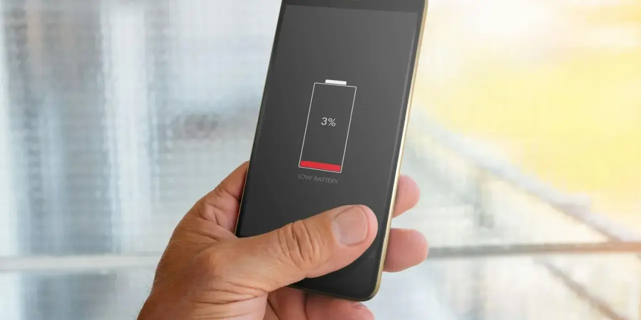 En hand håller en mobil med lågt batteri (3%). Dags att kolla vilka appar som drar mest batteri.