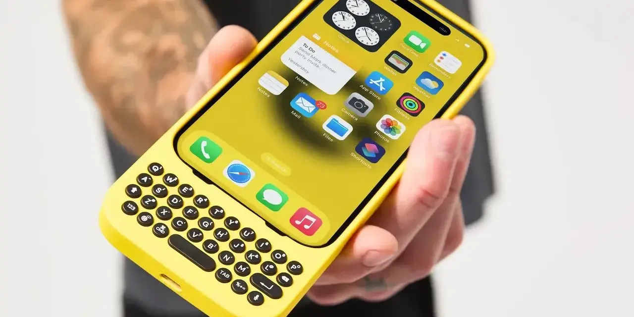 En gul iPhone med ett utskjutbart tangentbord. Knappljudet på iPhone hörs när man skriver.
