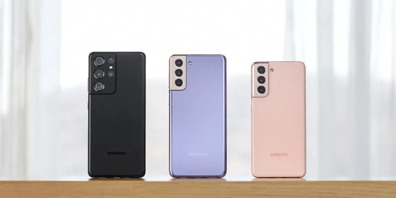 Tre Samsung-telefoner i olika färger: svart, lila och rosa. Perfekt för dig som vill uppdatera din Samsung-telefon med en ny modell.