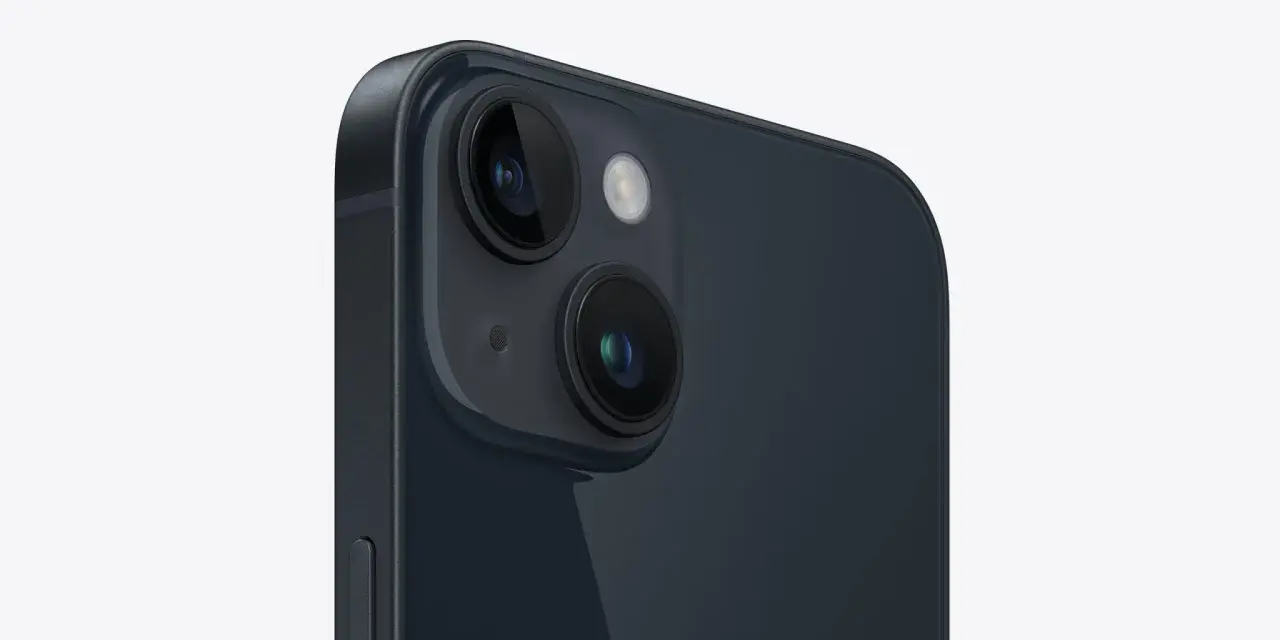 Närbild på den dubbla iPhone 14 kameran i mörkblått.