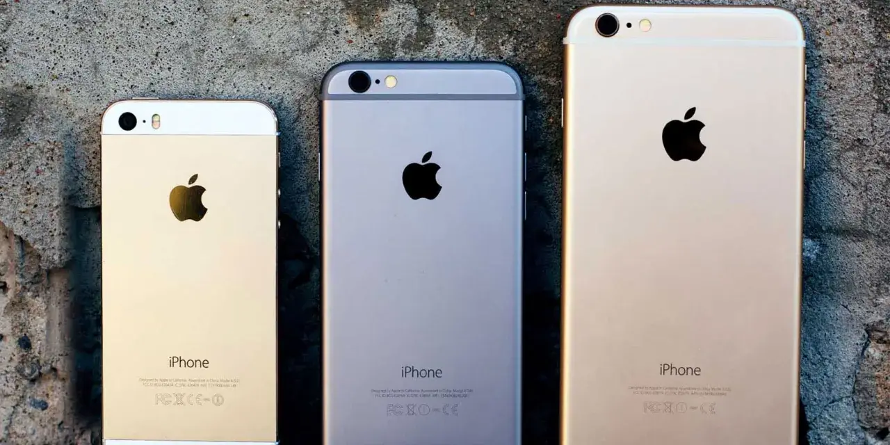 Tre iPhones i olika storlekar och färger, en guld, en grå och en roséguld. Kanske en iPhone 7 32 eller 128 GB?