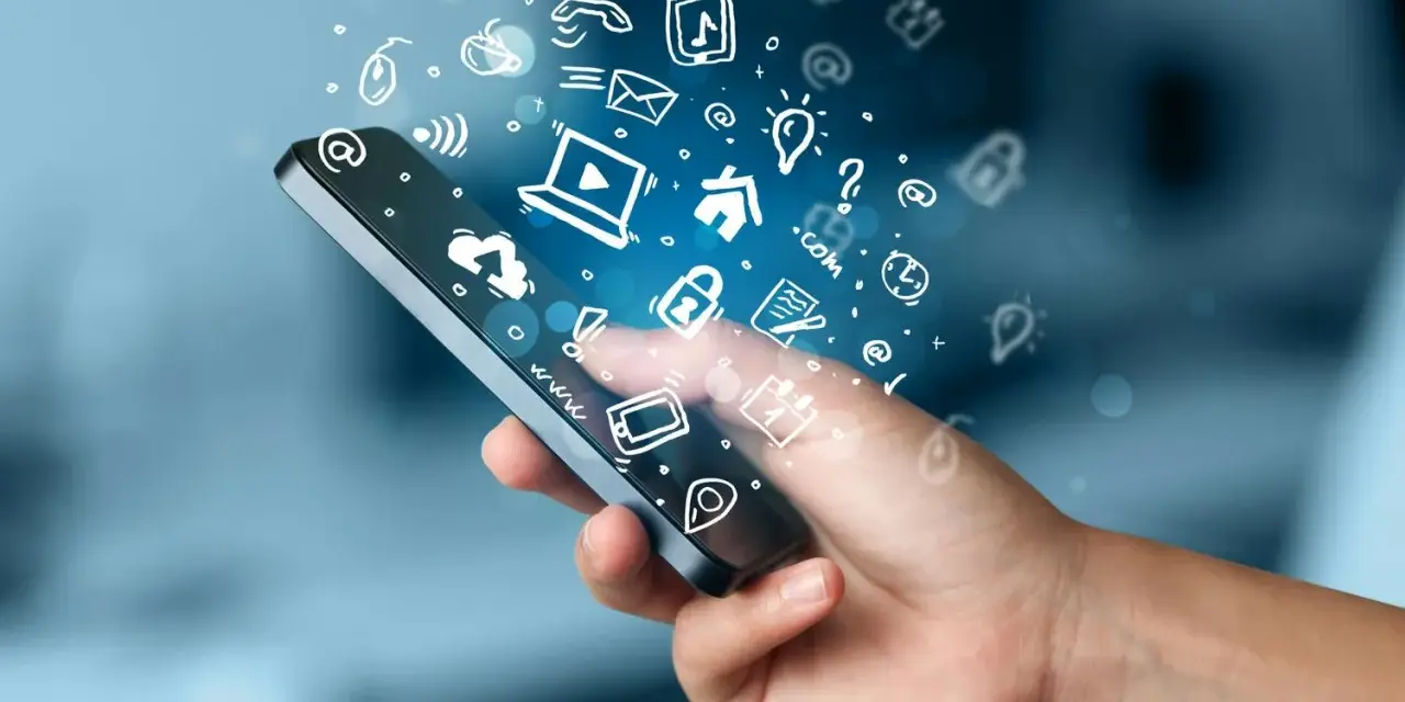 En hand håller en smartphone med ikoner som flyger ut, som symboliserar gratis appar för Android.