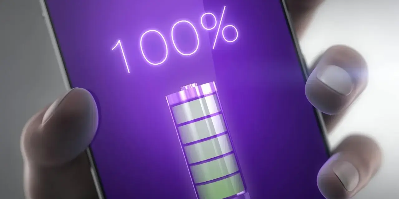 En hand håller en telefon med 100% laddning och en batteriikon. Perfekt samsung batteritid för en lång dag.