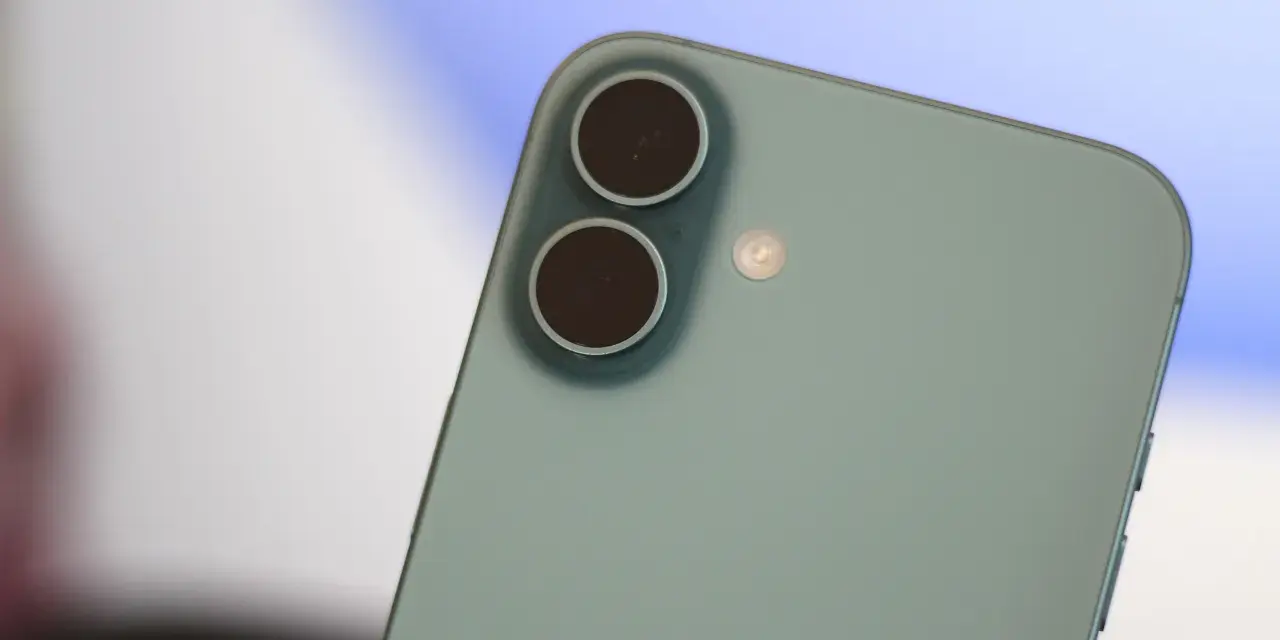 En ljusgrön iPhone SE 4 med dubbla kameror och blixt.