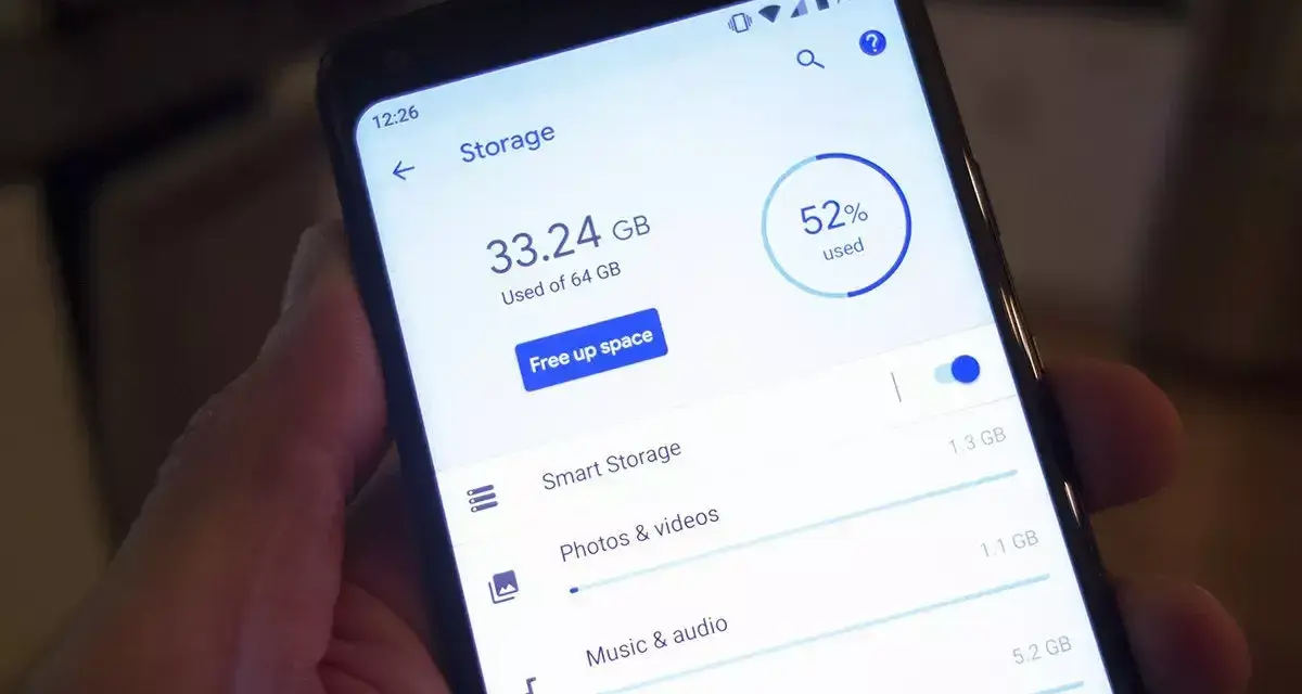 En Samsung-telefon visar lagringsutrymme. För att frigöra plats, avinstallera appar som tar upp mycket utrymme.