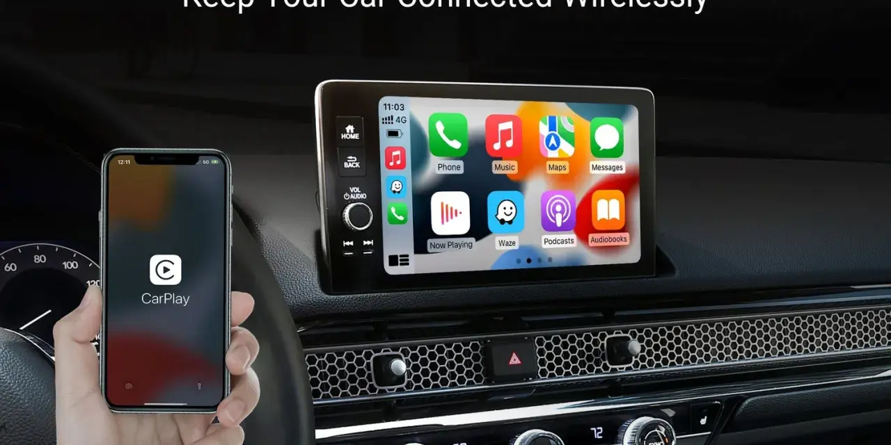 Koppla iPhone till bilen via Bluetooth för trådlös uppkoppling. CarPlay visas på bilens skärm och i handen.