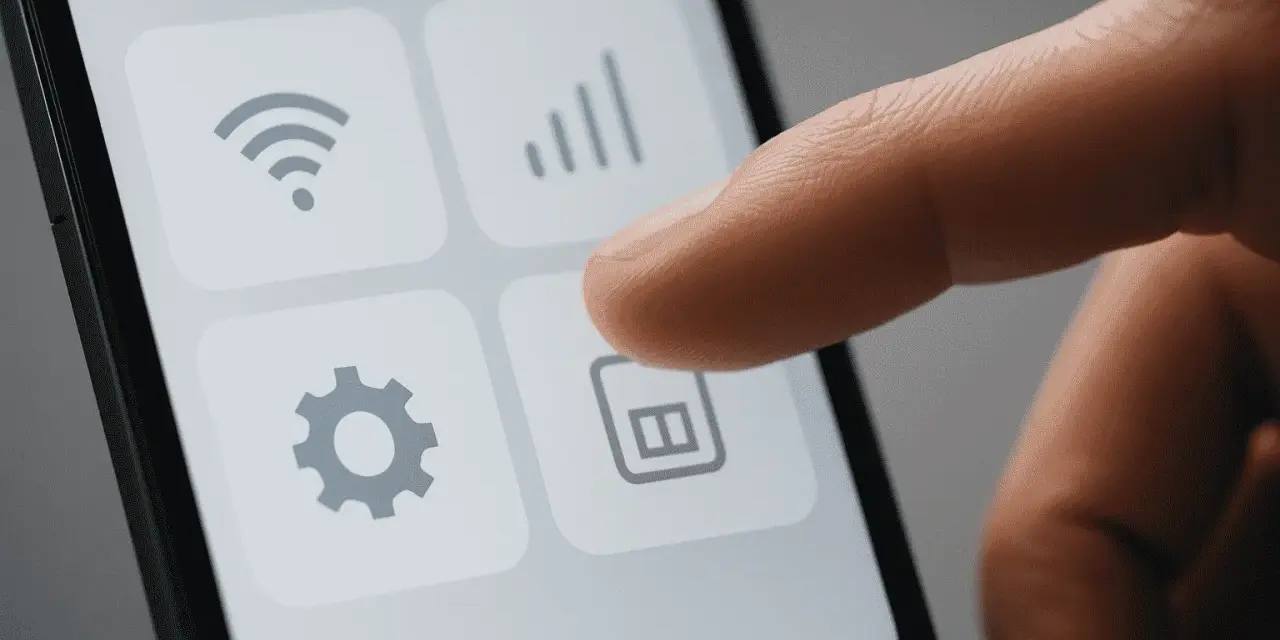 Finger pekar på SIM-kortikonen på en skärm, vilket indikerar inställningar för en dual SIM telefon.
