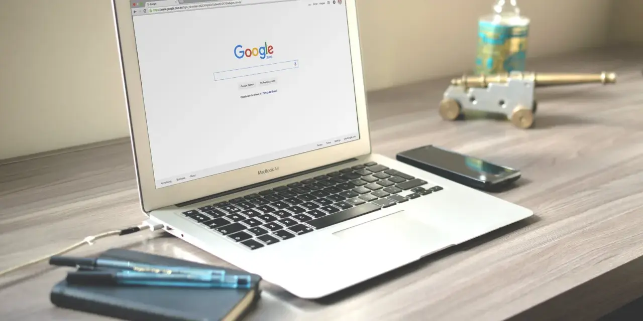 En MacBook Air med Google på skärmen. Dags att rensa historik på iPad?