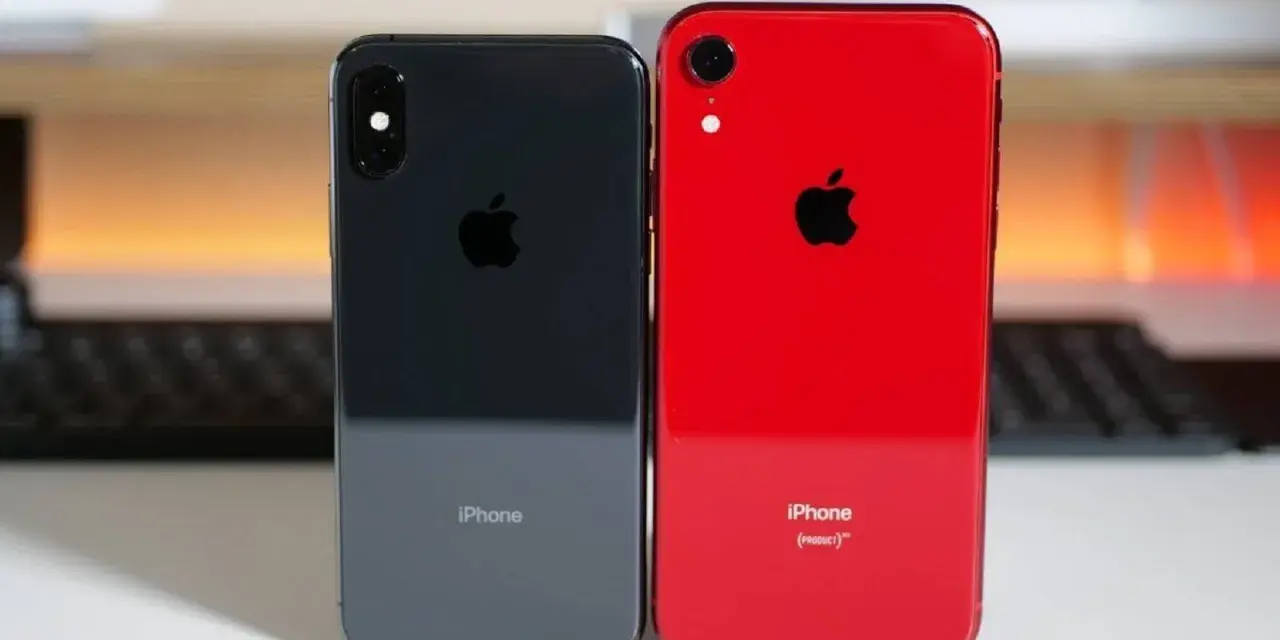 Två iPhones sida vid sida: en mörkgrå iPhone XS och en röd iPhone XR.