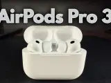 Vita Airpods Pro 3 i sitt laddningsfodral, redo för nästa ljudupplevelse.