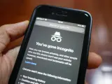 En hand håller en mobiltelefon som visar inkognitoläget i Chrome. Nu kan du ta bort privat surfing och surfa anonymt.