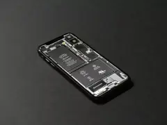 En öppen iPhone med synligt batteri och komponenter. För att spara batteri iPhone, se till att den är i gott skick.