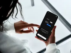 En person håller en smartphone som visar en chattapp. Enkel design för att skapa sms grupp iphone och android.
