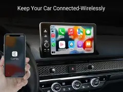 Koppla iPhone till bilen via Bluetooth för trådlös uppkoppling. CarPlay visas på bilens skärm och i handen.